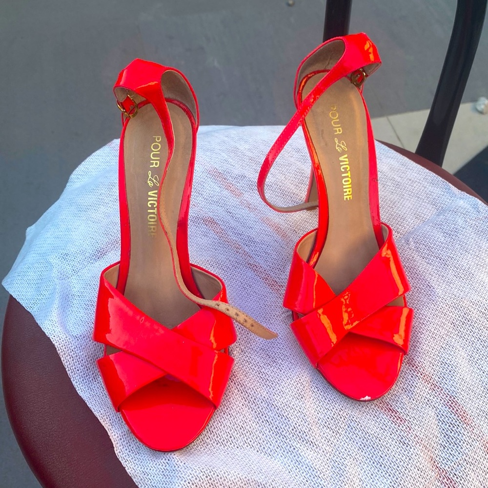 Pour la victoire women’s red strappy